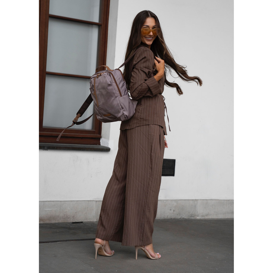 Nylonowy plecak damski w beżowym kolorze zawieszony na regulowanych szelkach - Peterson