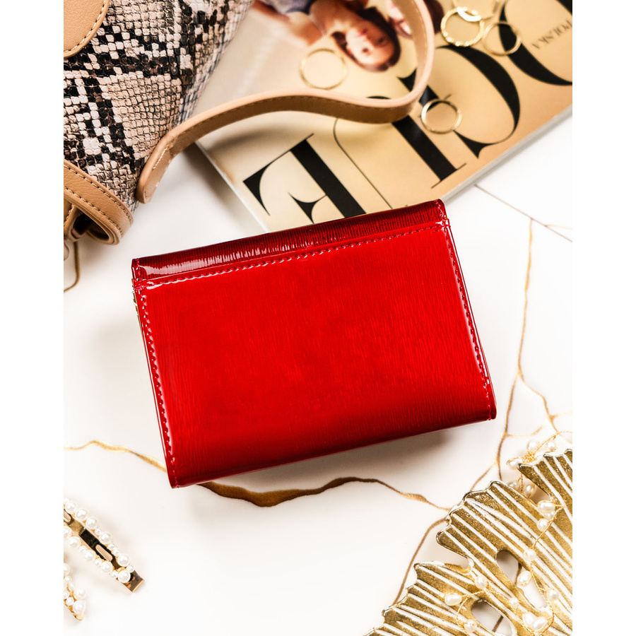 Portfel damski z lakierowanej skóry naturalnej w czerwonym kolorze zamykany na zatrzask i bigiel - Rovicky