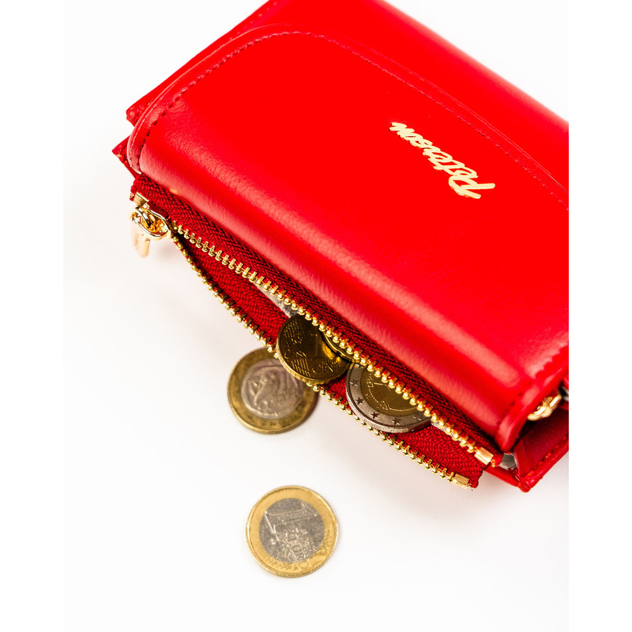 Poziomy, czerwony i gładki portfel damski ze skóry ekologicznej zamykany zatrzaskiem magnetycznym - Peterson