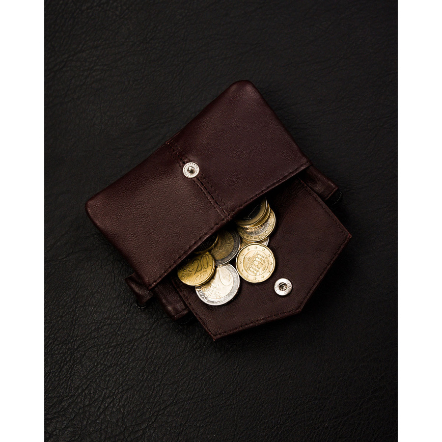 Etui ze skóry naturalnej w brązowym kolorze z kieszonkami na suwak