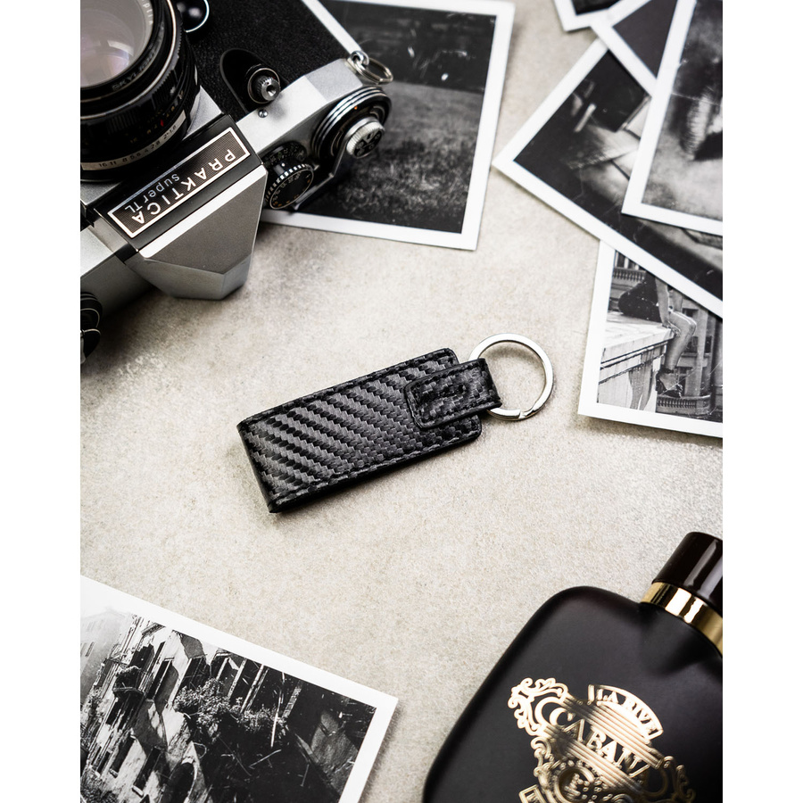 Portfel męski ze skóry naturalnej w czarnym kolorze zamykany na zatrzask, w zestawie z brelokiem - Peterson