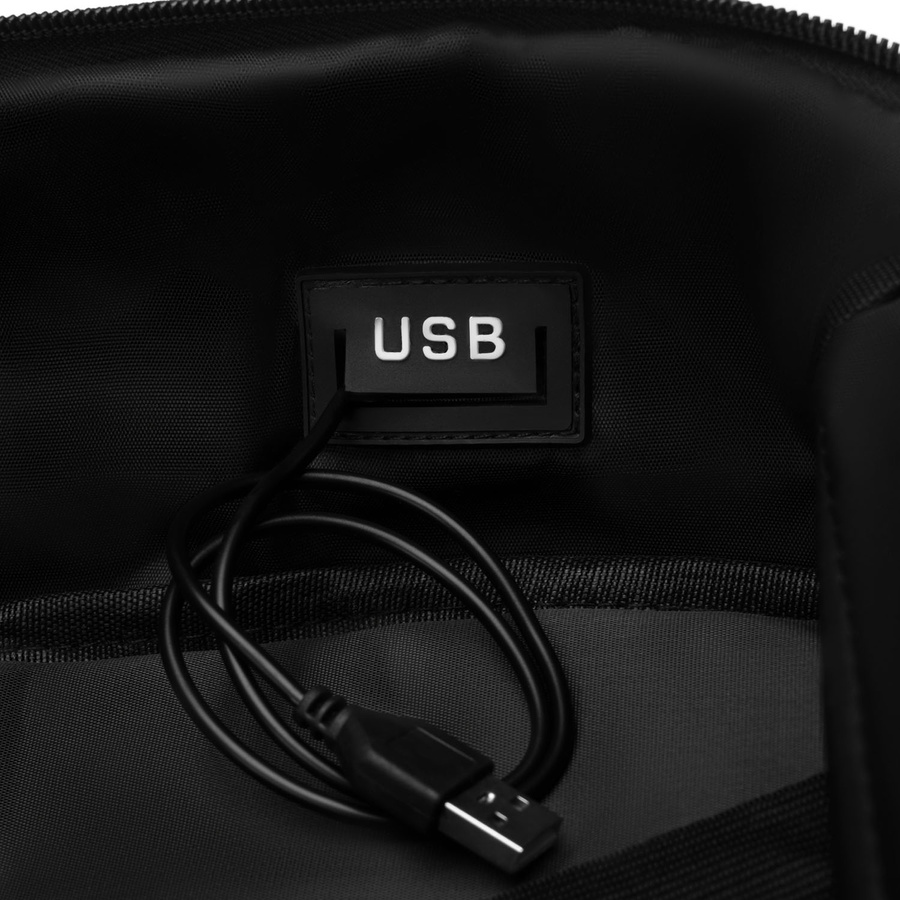 Podróżny plecak z poliestru w czarnym kolorze, idealny na bagaż podręczny - Peterson