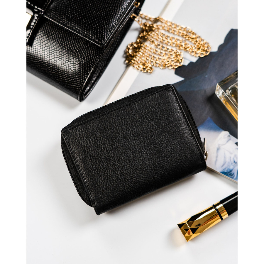 Mały portfel damski wykonany ze skóry naturalnej w czarnym kolorze - Rovicky