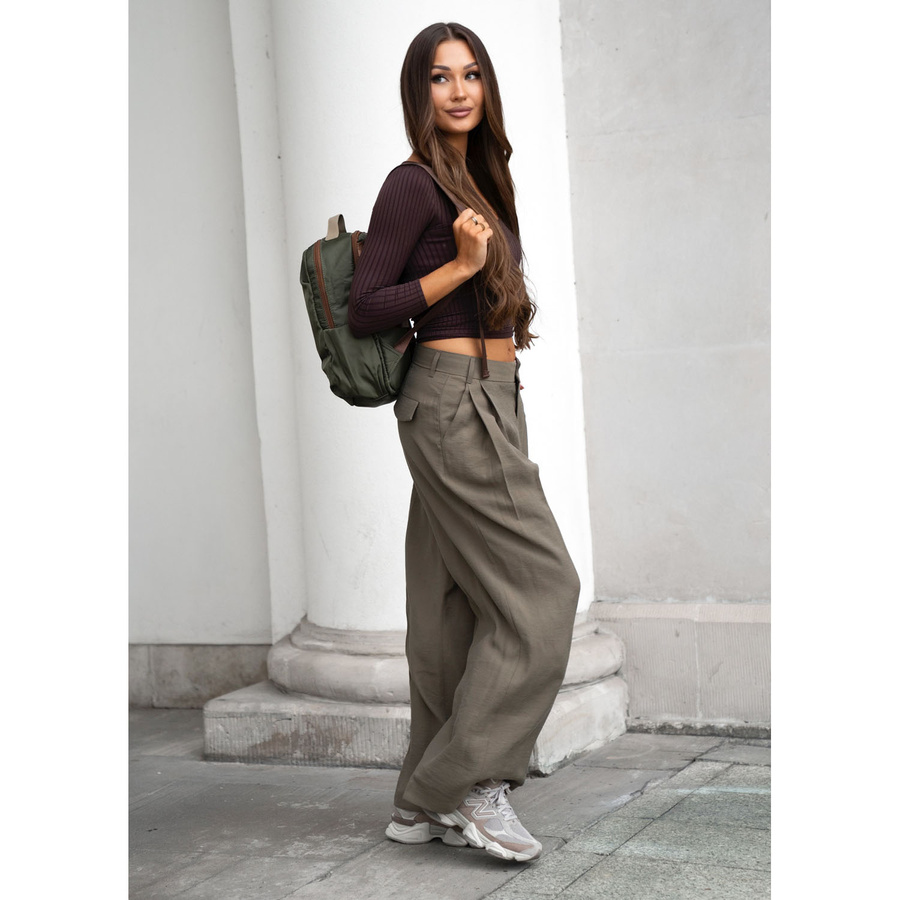 Zielony plecak damski zawieszony na regulowanych szelkach i zamykany suwakiem - Peterson