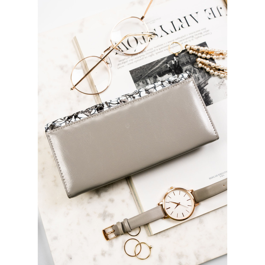 Duży, poziomy portfel damski na zatrzask, wykonany z lakierowanej skóry naturalnej w kwiatowy wzór - Peterson