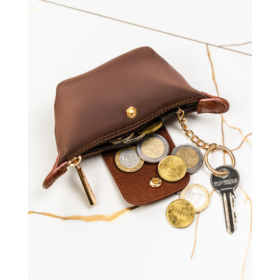 Etui na klucze z poliestru i skóry ekologicznej w brązowym kolorze, zamykane na zatrzask i suwak - Peterson