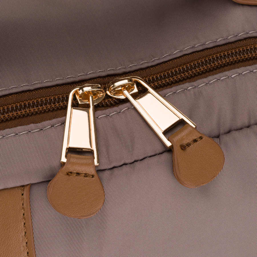 Nylonowy plecak damski w beżowym kolorze zawieszony na regulowanych szelkach - Peterson