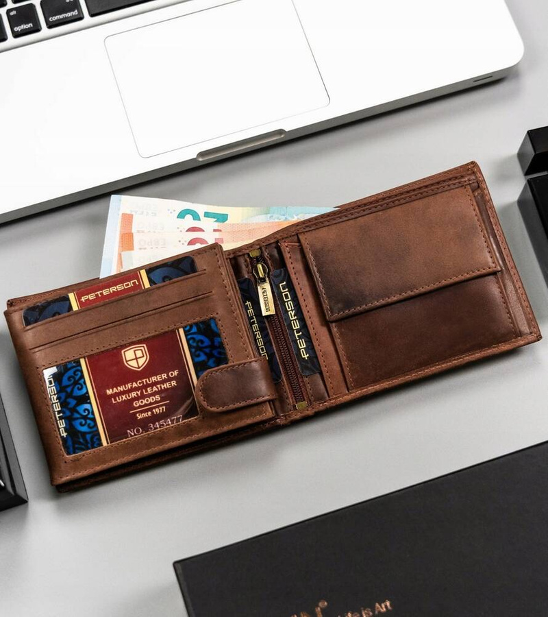 Skórzany portfel męski z ozdobnym tłoczeniem - Peterson