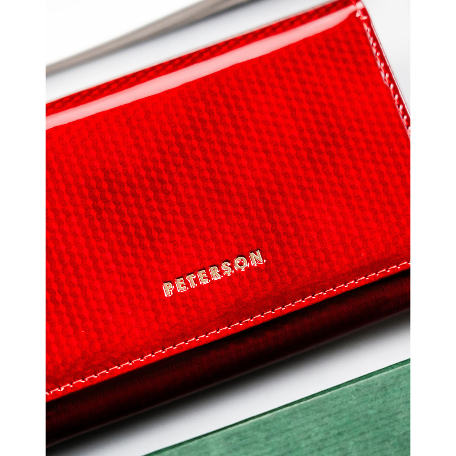 Skórzany, lakierowany portfel damski w czerwonym kolorze, wyposażony w kieszeń zewnętrzną - Peterson