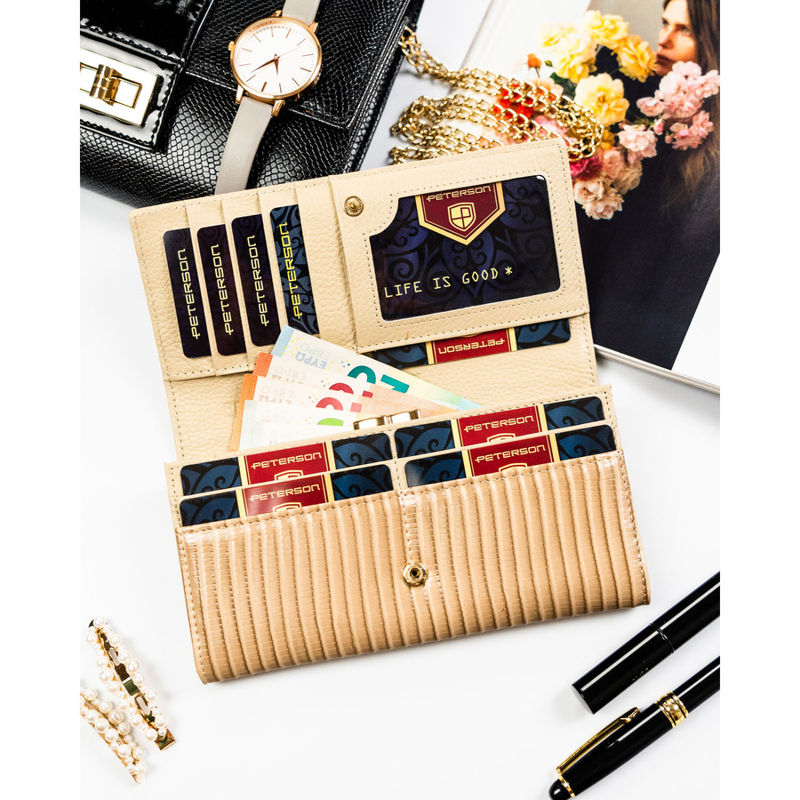 Beżowy portfel damski ze skóry naturalnej i ekologicznej zamykany zatrzaskiem, ozdobiony wzorem w plecionkę - Peterson