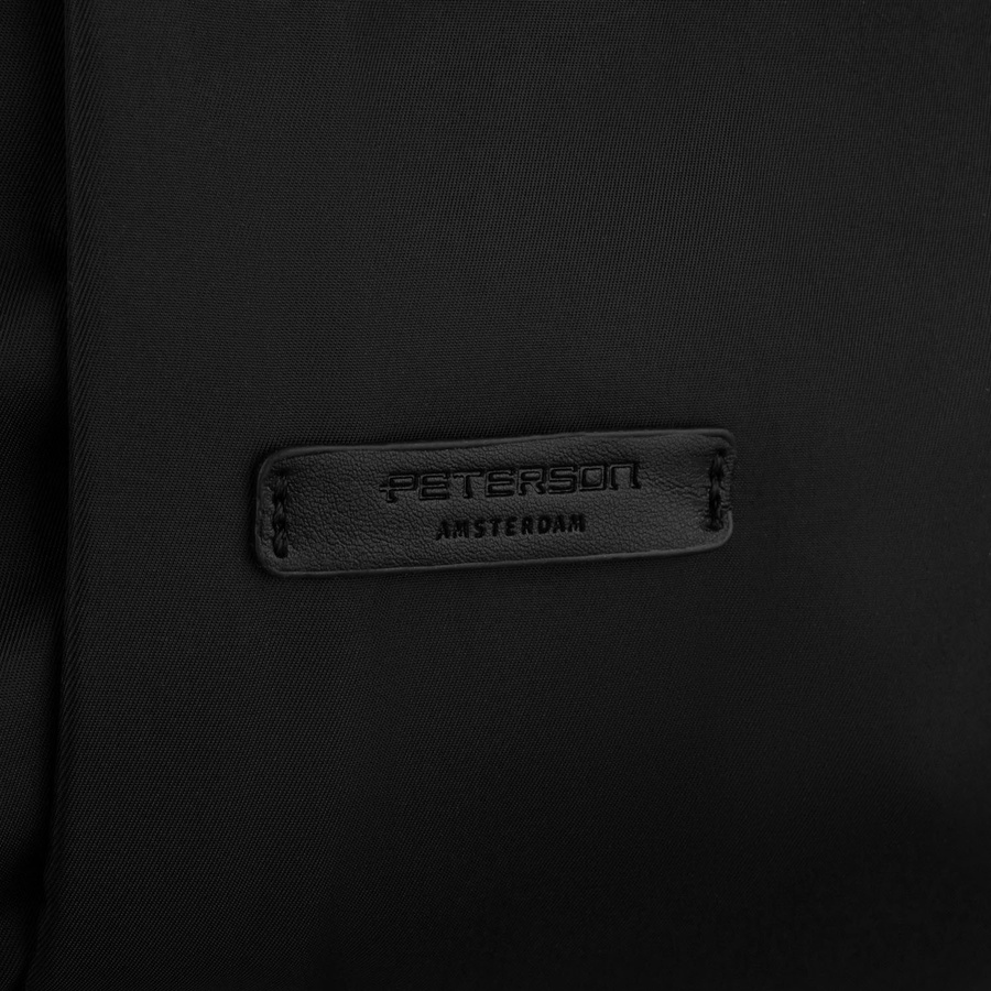 Czarny, nylonowy plecak damski z uchwytem do mocowania na walizce - Peterson
