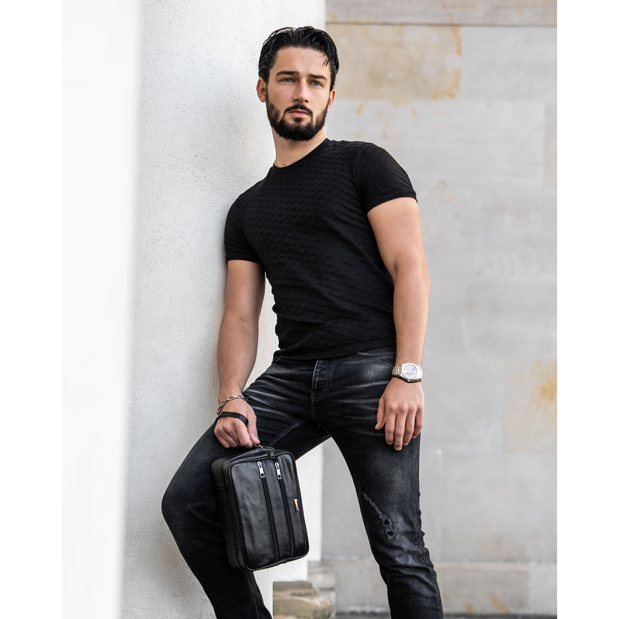 Skórzana saszetka męska w czarnym kolorze z kieszeniami zewnętrznymi - Rovicky