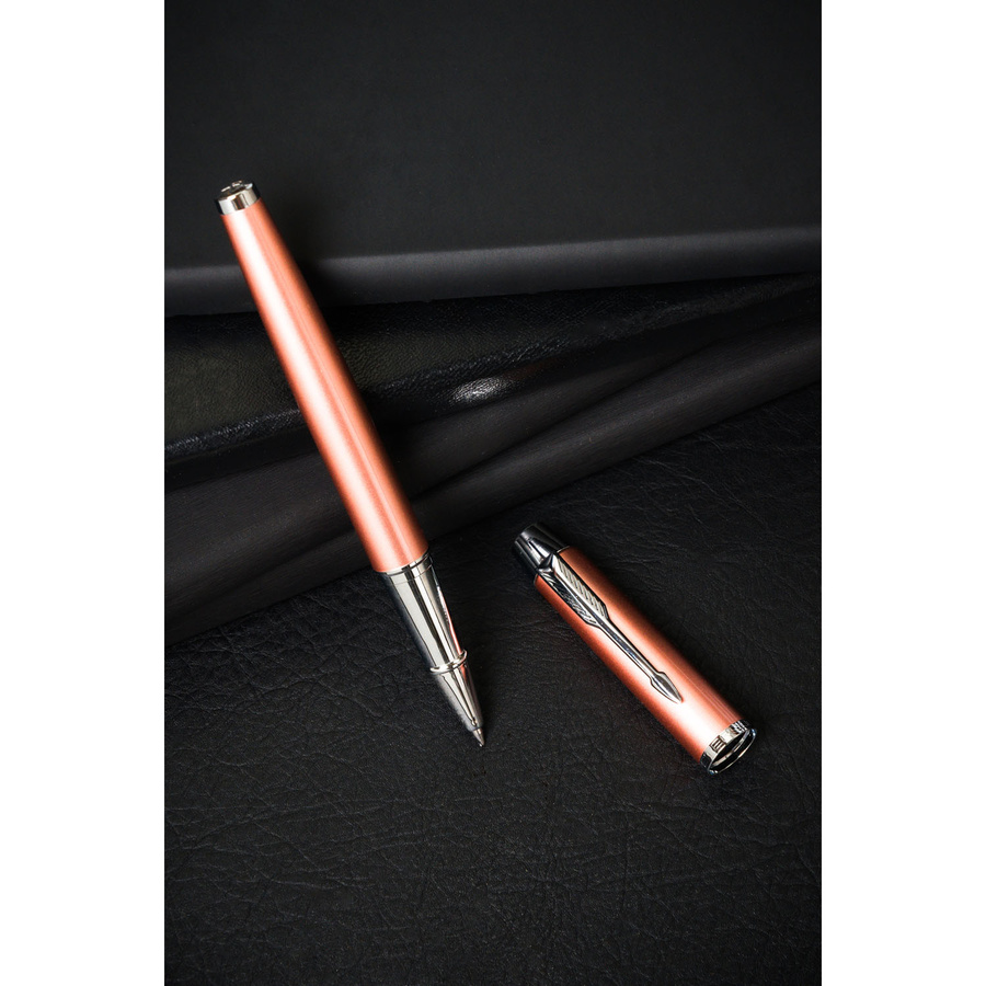 Długopis metalowy w różowo-srebrnym kolorze z czarnym wkładem - Peterson