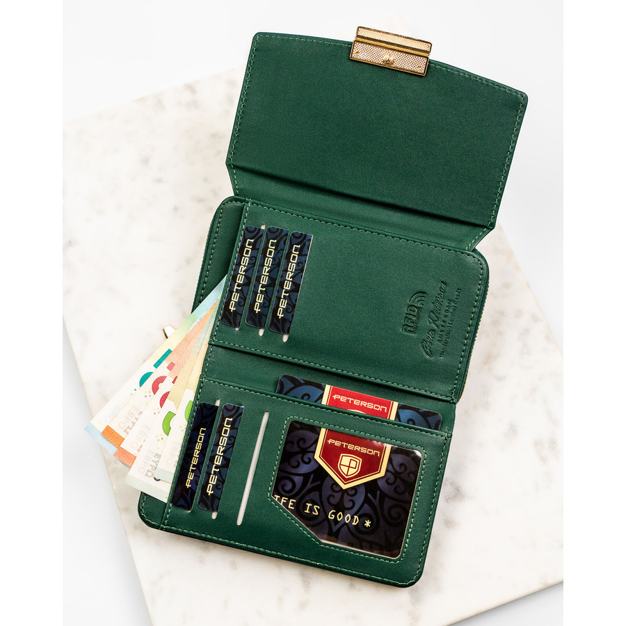 Poziomy portfel damski z lakierowanej skóry ekologicznej w zielonym kolorze, wyposażony w system RFID - Peterson