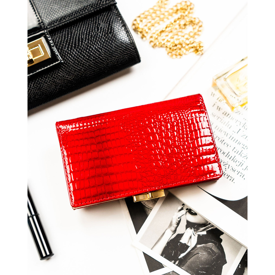 Średni portfel damski ze skóry naturalnej w czerwonym kolorze zamykany na bigiel i zatrzask - Rovicky