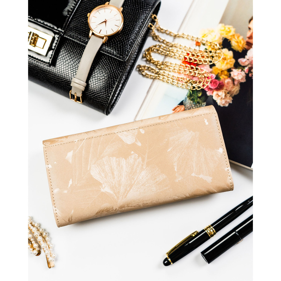 Beżowy portfel damski ze skóry naturalnej i ekologicznej w roślinny wzór - Peterson