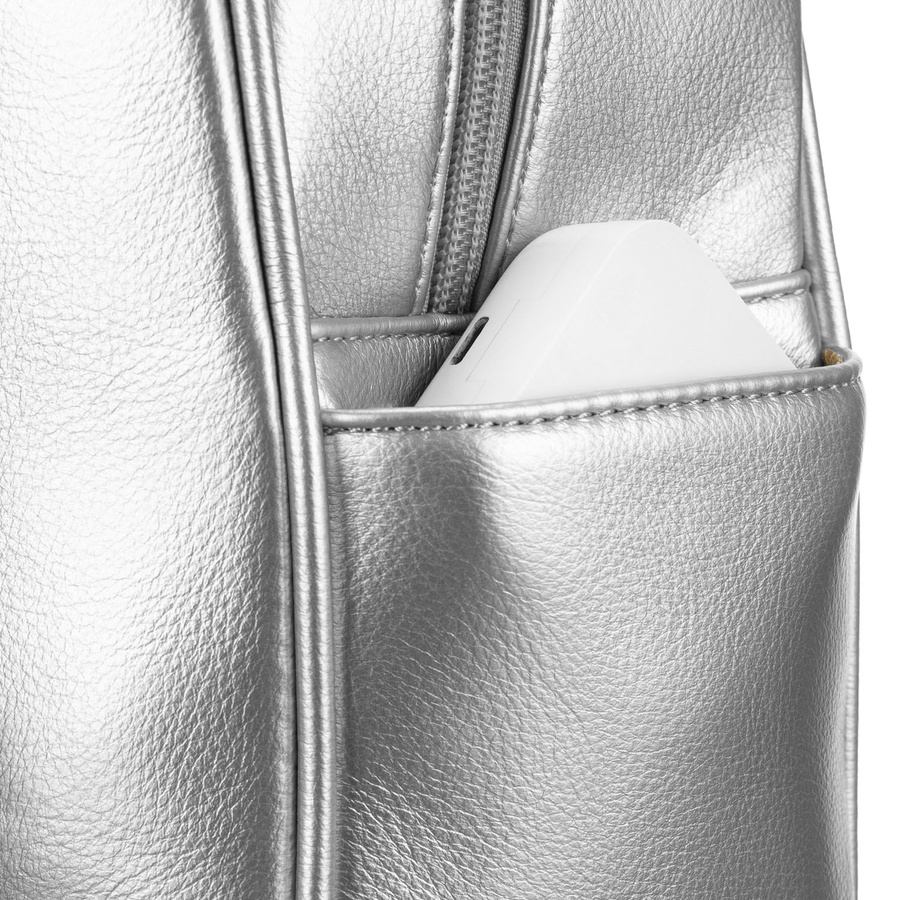 Błyszczący srebrny plecak damski zdobiony pikowaniem i nitami eko skóra Peterson