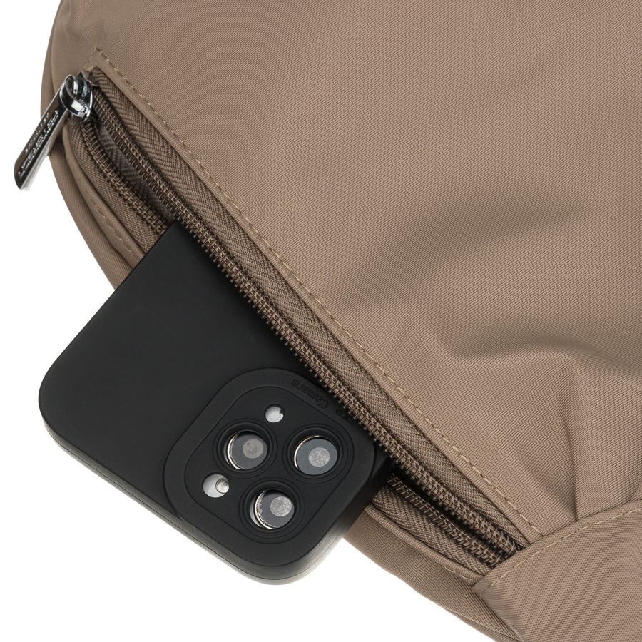 Torebka damska w ciemnobeżowym kolorze wyposażona w kieszeń zewnętrzną - Peterson