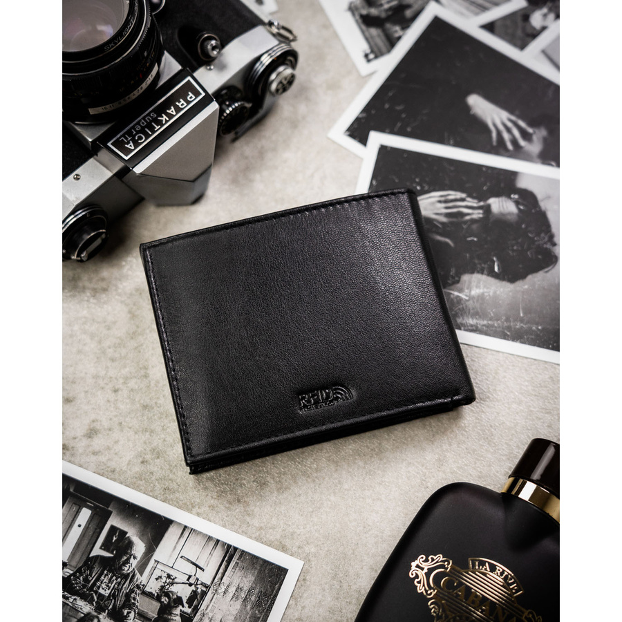 Duży, skórzany portfel męski w czarnym kolorze bez zapięcia zewnętrznego - Peterson