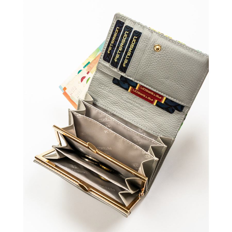 Zielony portfel damski ze skóry naturalnej z systemem RFID ozdobiony kwiatowym wzorem - Peterson