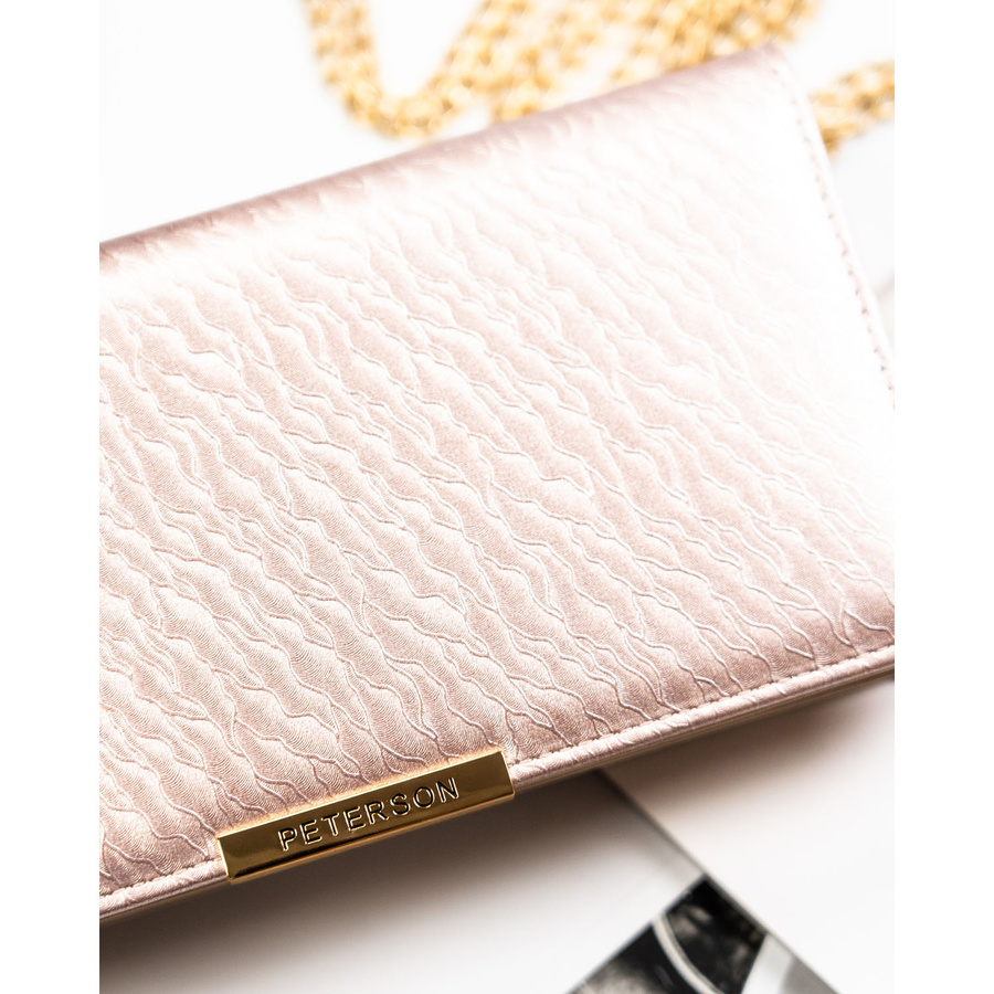 Beżowy portfel damski ze skóry ekologicznej zamykany na zatrzask i suwak - Peterson