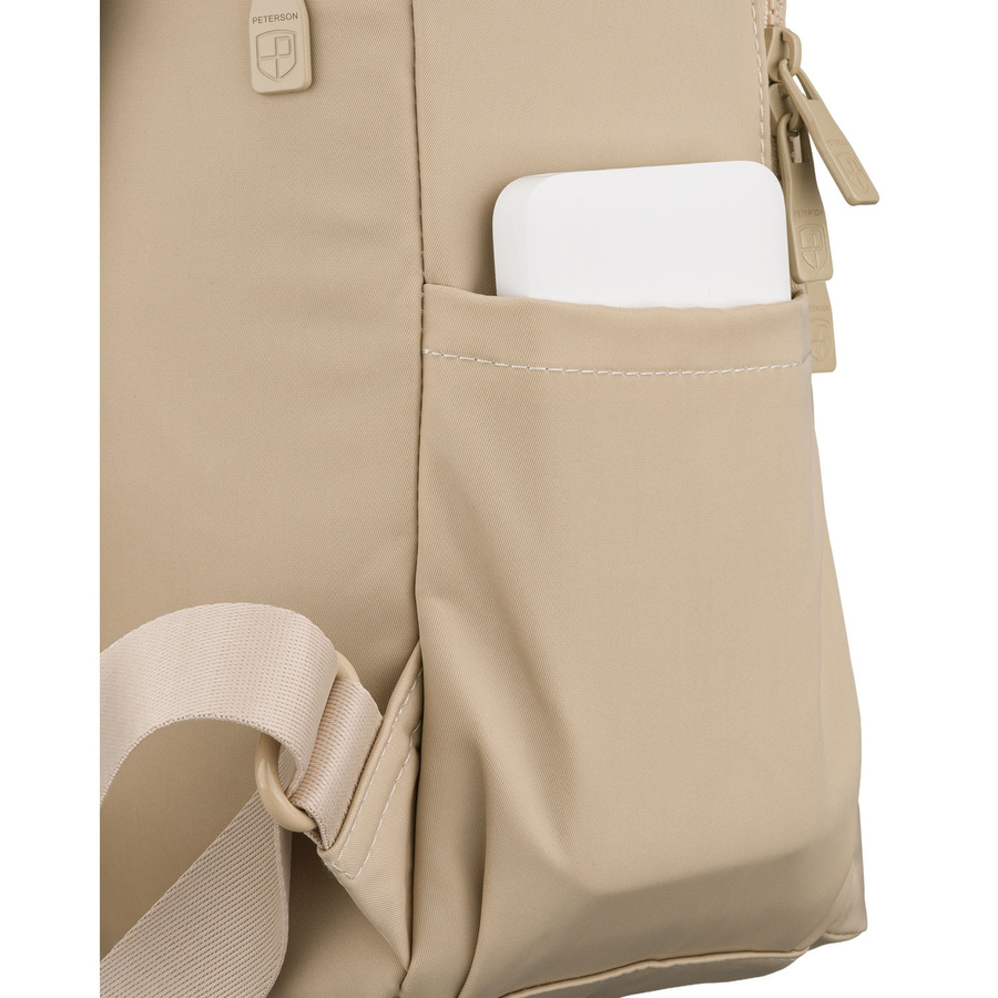 Mały plecak damski wykonany z poliestru w kolorze ecru, jednokomorowy z kieszenią zewnętrzną - Peterson