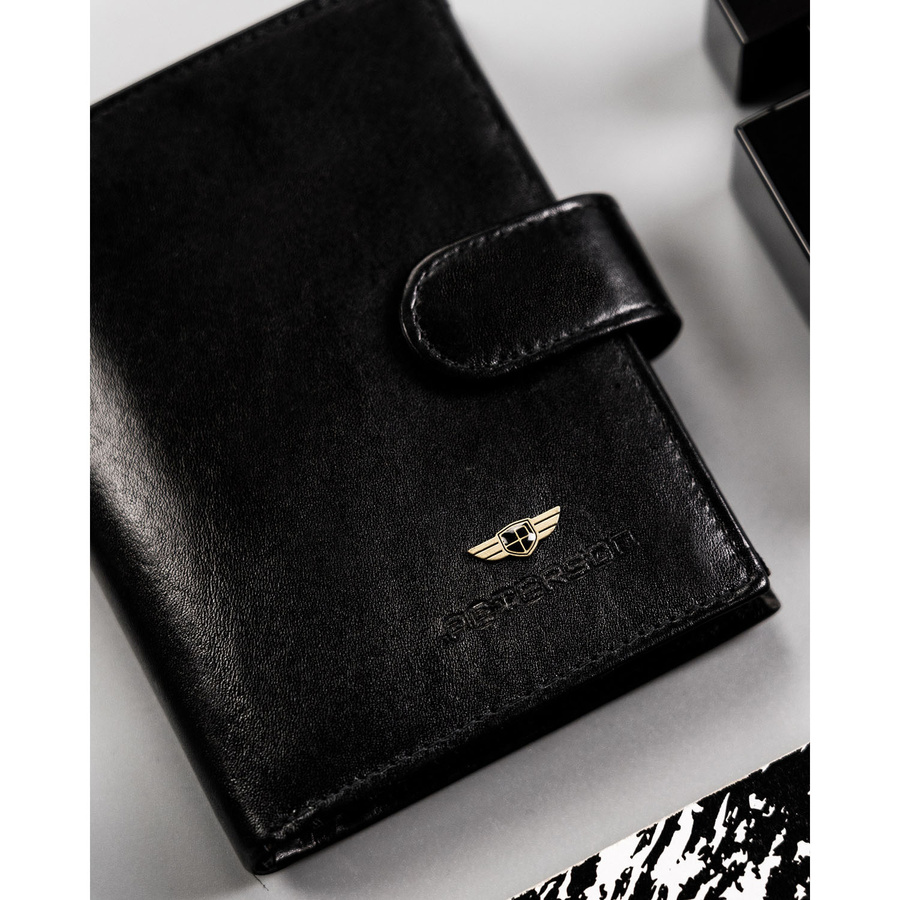 Duży portfel męski wykonany ze skóry naturalnej w czarnym kolorze, wyposażony w system RFID - Peterson