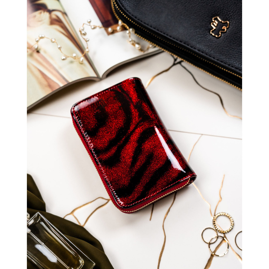 Lakierowany, czerwony portfel damski ze skóry naturalnej i ekologicznej w zwierzęcy wzór - Peterson