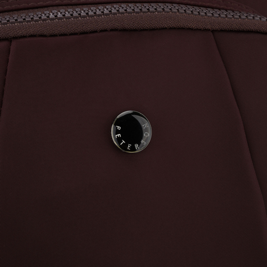 Bordowy plecak damski wykonany z poliestru, zawieszony na regulowanych szelkach - Peterson