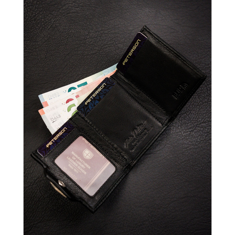 Mały, pionowy portfel męski w czarnym kolorze zamykany na zatrzask - Peterson