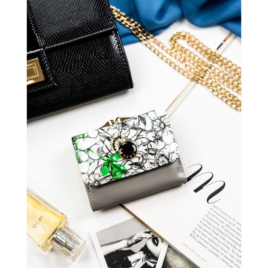 Mały portfelik damski ze skóry naturalnej w zielonym kolorze - Peterson