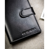 Pionowy portfel męski ze skóry naturalnej w czarnym kolorze w zestawie z brelokiem - Peterson