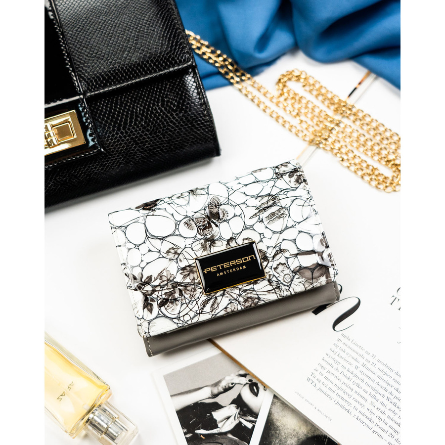 Czarny portfel damski ze skóry naturalnej ozdobiony kwiatowym wzorem - Peterson