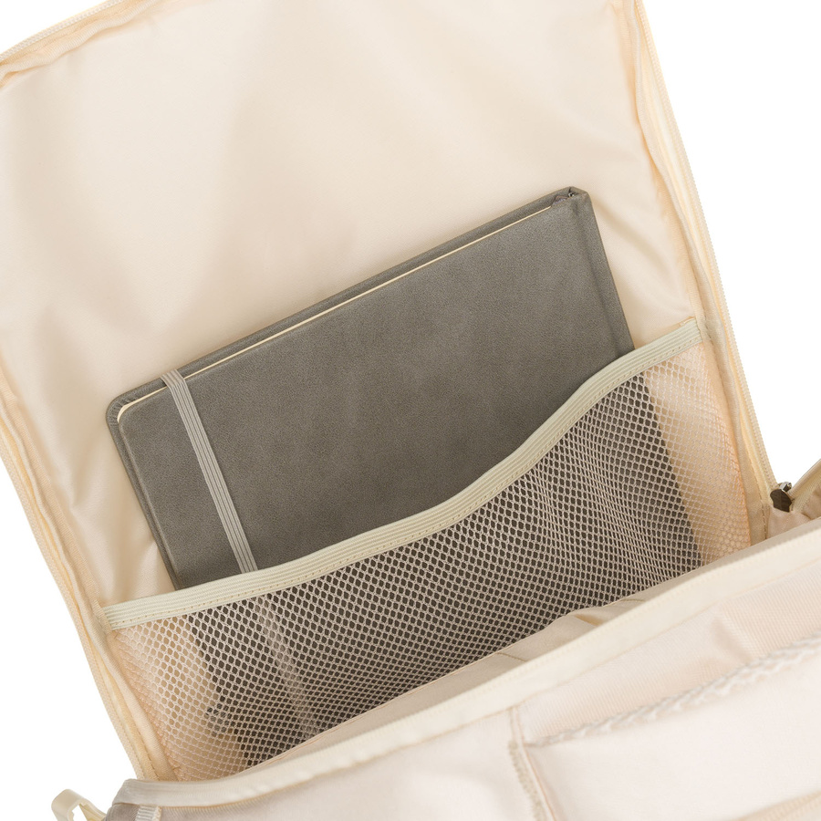 Praktyczny plecak podróżny w kolorze ecru, wyposażony w siatkowaną przegrodę i paski kompresyjne - Peterson