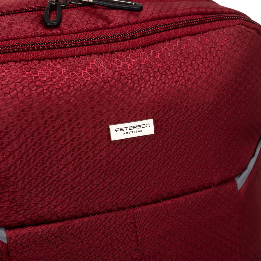 Podróżny plecak z poliestru w czerwonym kolorze, zawieszony na regulowanych szelkach - Peterson