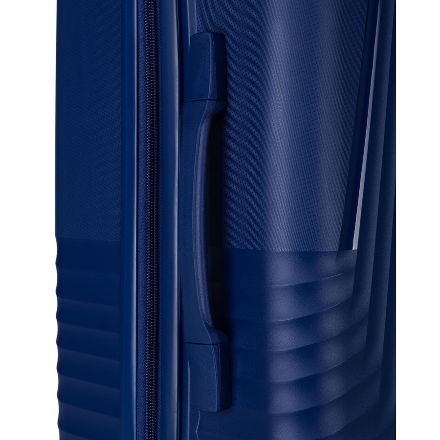 Granatowa walizka podróżna w średnim rozmiarze z teleskopowym uchwytem i kółkami obrotowymi - Peterson
