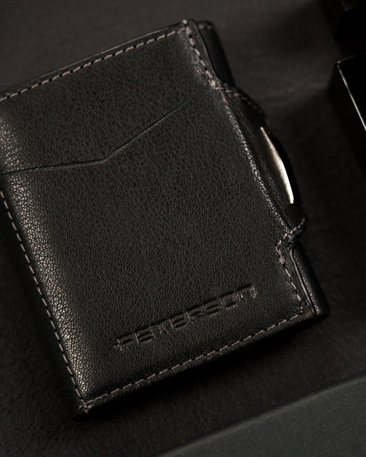 Mały, skórzany, pionowy portfel męski w czarnym kolorze na zatrzask - Peterson