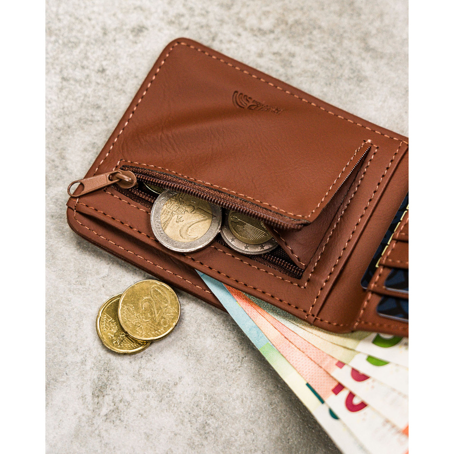 Brązowy portfel męski bez zapięcia z subtelnym, perforowanym zdobieniem - Peterson