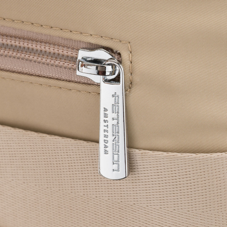 Beżowo-brązowy, miejski plecak damski z poliestru zamykany suwakiem - Peterson