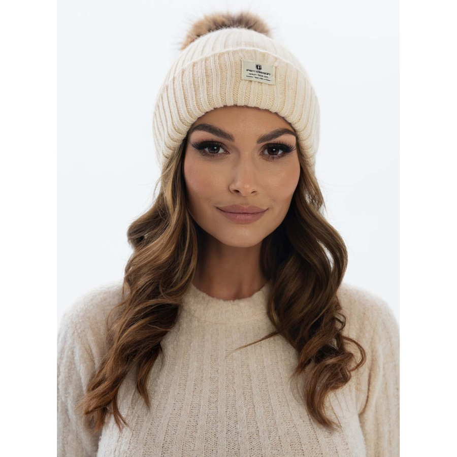 Beżowa czapka damska z pomponem na zimę - Peterson