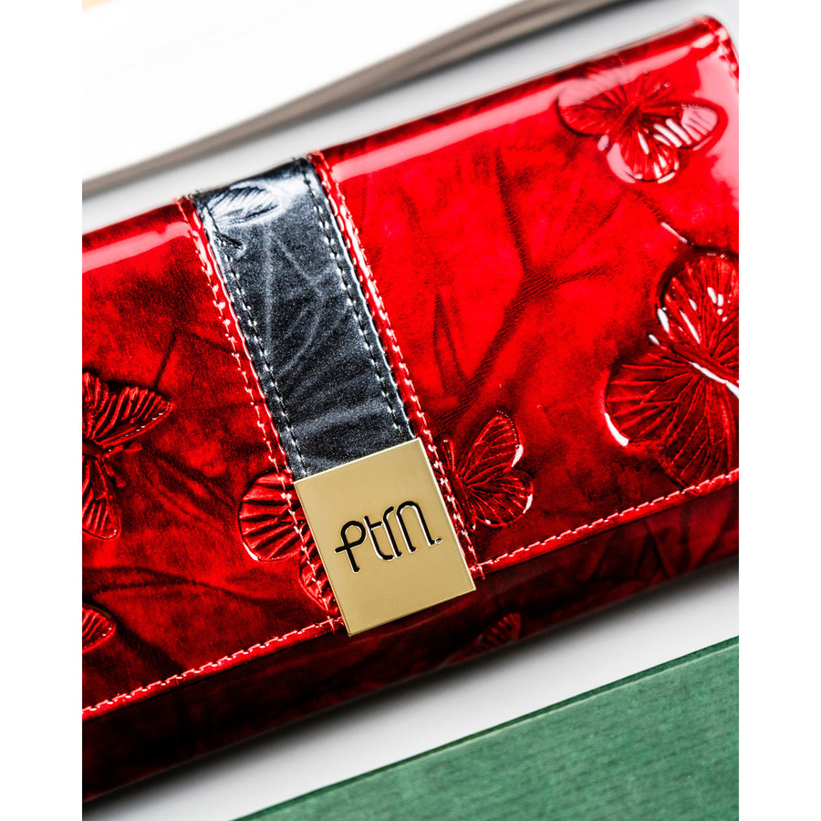 Duży portfel damski ze skóry naturalnej w czerwonym kolorze z ozdobnym tłoczeniem - Peterson