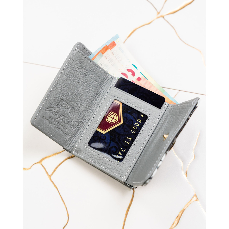 Mały portfelik damski ze skóry naturalnej w dominującym czarnym kolorze - Peterson