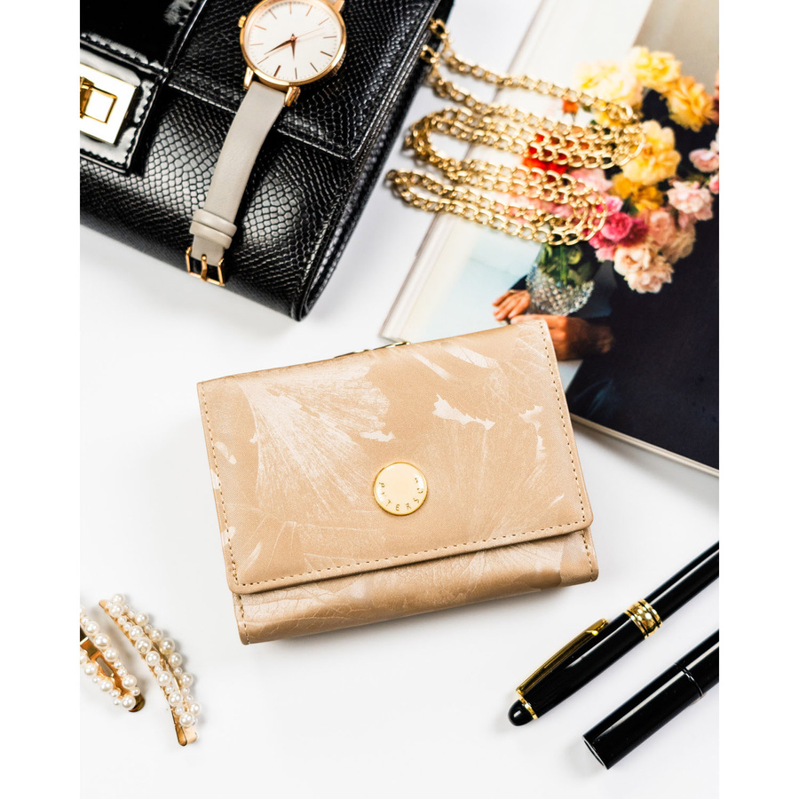 Beżowy portfel damski ze skóry naturalnej i ekologicznej pokryty roślinnym wzorem - Peterson