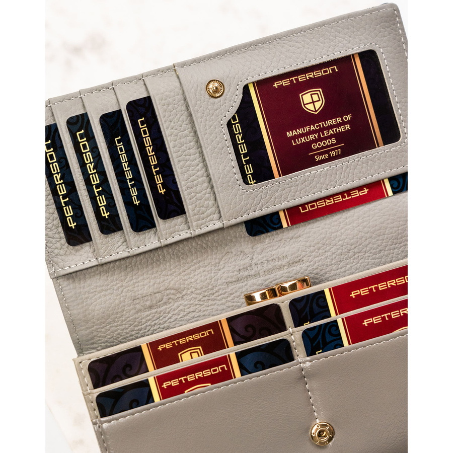 Duży, poziomy portfel damski na zatrzask, wykonany z lakierowanej skóry naturalnej w kwiatowy wzór - Peterson