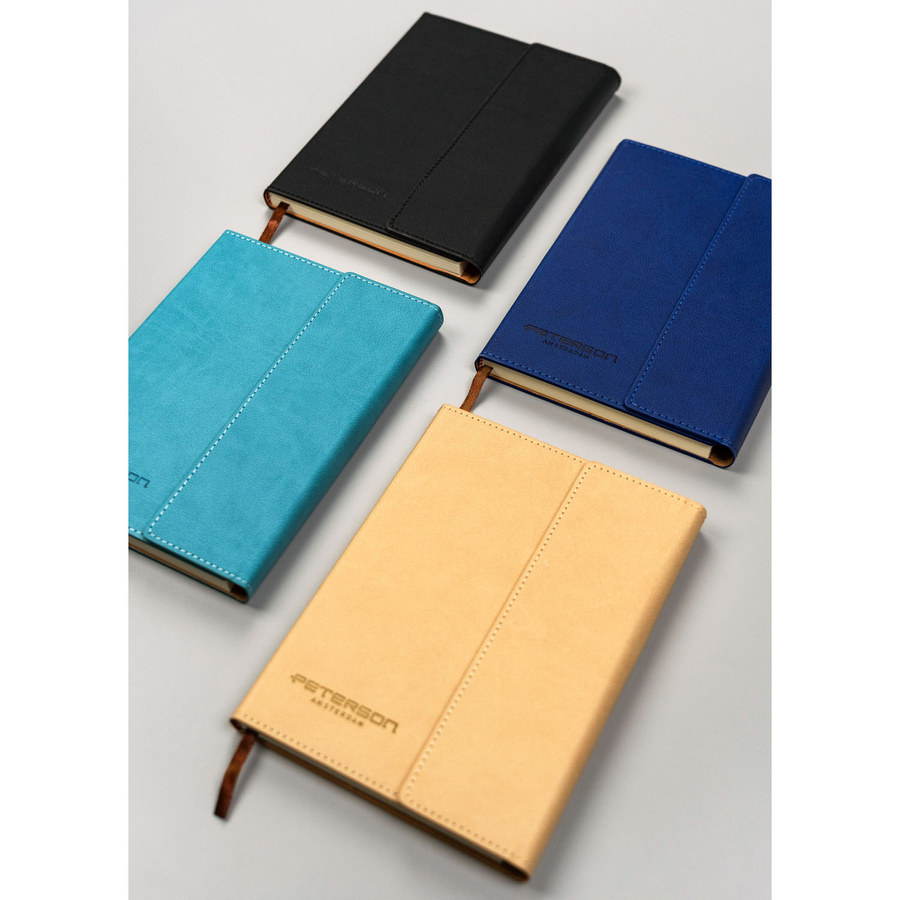 Zestaw prezentowy: granatowy notatnik w linie z magnetycznym zapięciem i czarny elegancki długopis - Peterson