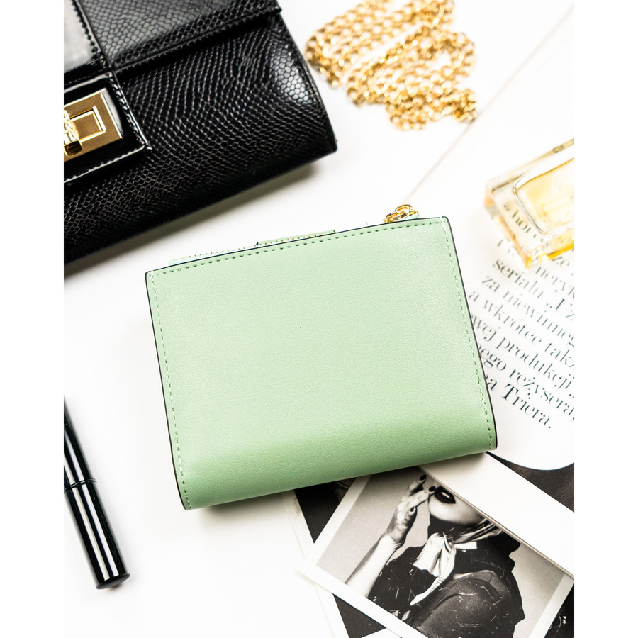 Zielony portfel damski ze skóry ekologicznej zamykany na suwak i zatrzask - Peterson