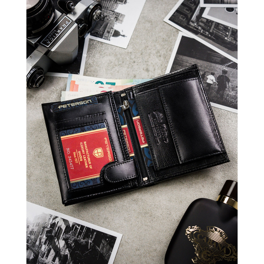 Zestaw prezentowy: skórzany, pionowy portfel męski w czarnym kolorze z systemem RFID i pasek ze skóry ekologicznej - Peterson