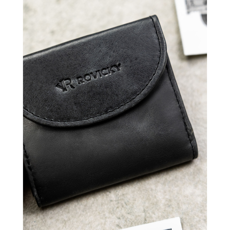 Mały i cienki, skórzany portfel męski w czarnym kolorze zamykany zatrzaskiem - Rovicky