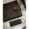 Zestaw prezentowy: brelok i brązowy, skórzany portfel męski z zapięciem na zatrzask - Peterson