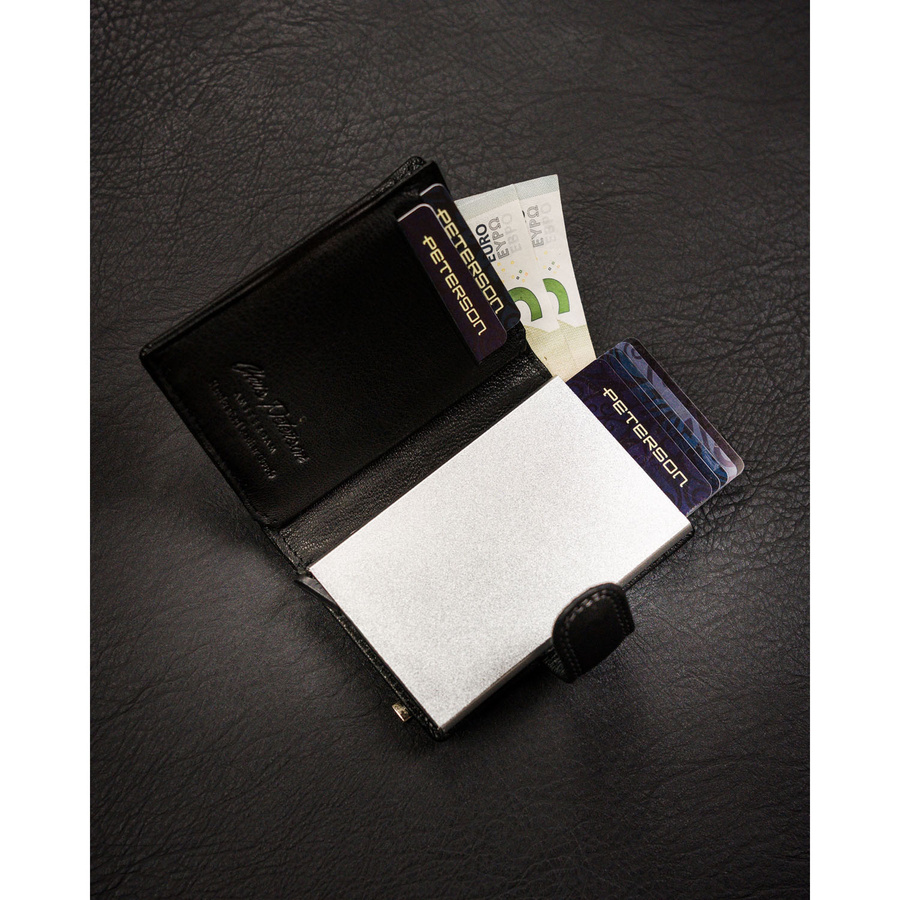 Mały portfel męski ze skóry naturalnej w czarnym kolorze zapinany zatrzaskiem - Peterson